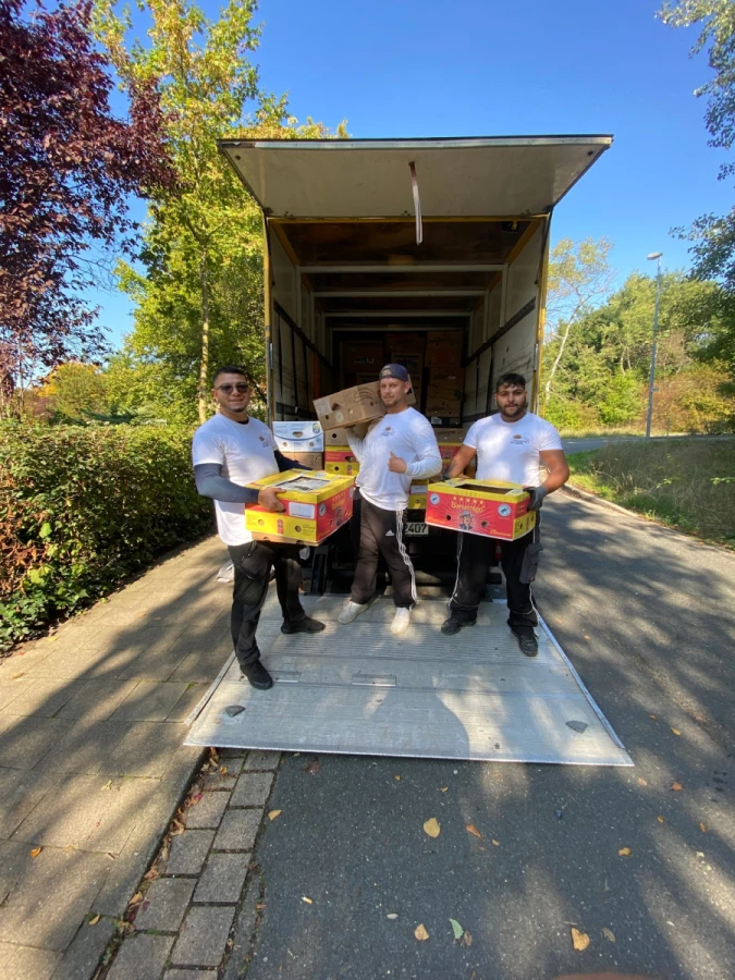 Umzugsteam von UmzugsCompany24/7 am geöffneten LKW